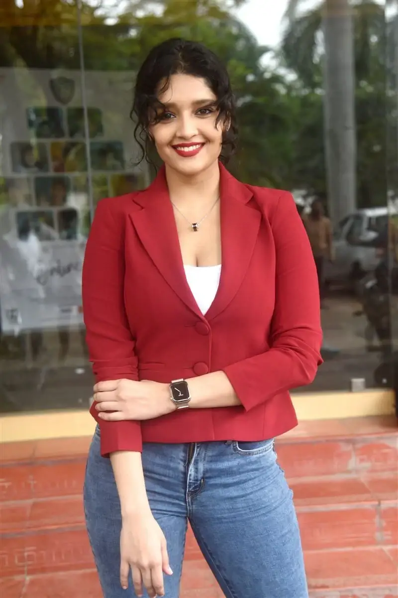 INDIAN ACTRESS RITIKA SINGH SMILING IN RED TOP BLUE JEANS 4